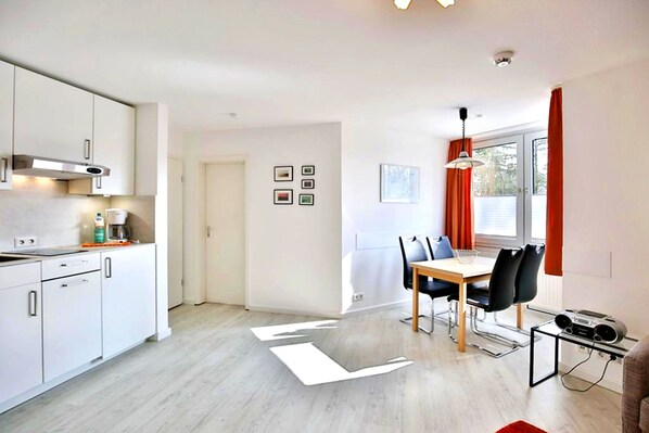 Køleskab, mikrobølgeovn, opvaskemaskine, kaffe-/temaskine