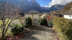 Ein Wohngebiet mit Häusern, blauem Himmel und Bergen im Hintergrund.