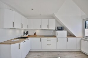 KĂŒhlschrank, Mikrowelle, GeschirrspĂŒler