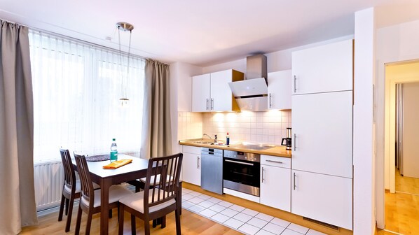 Een koelkast, een oven, een vaatwasser, een koffiezetapparaat/waterkoker