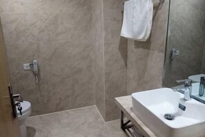 Ein modernes Badezimmer mit Dusche, Toilette und Waschbecken.