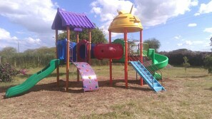 Zona de jocs infantil: a l'aire lliure