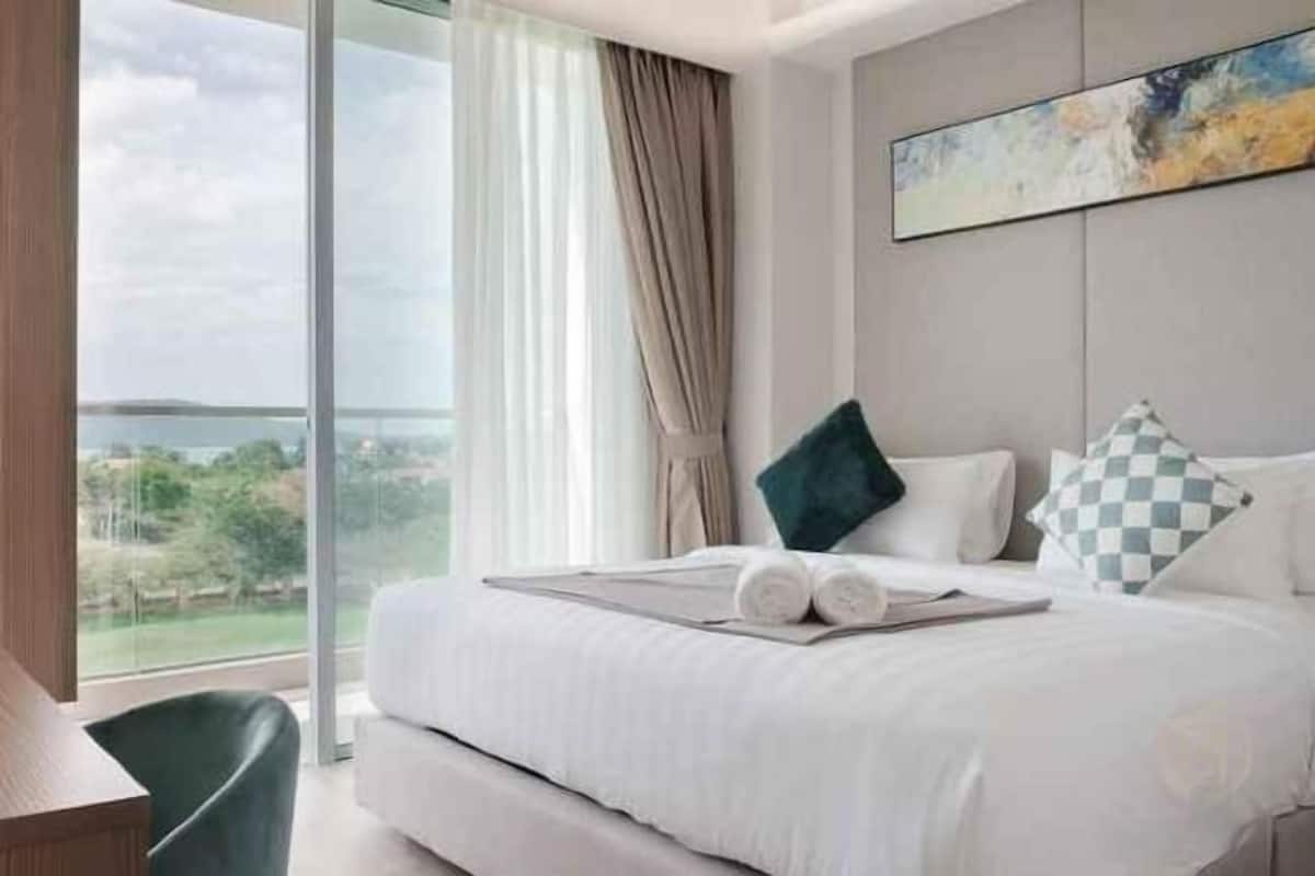 Minibar, desk, laptop workspace, blackout drapes