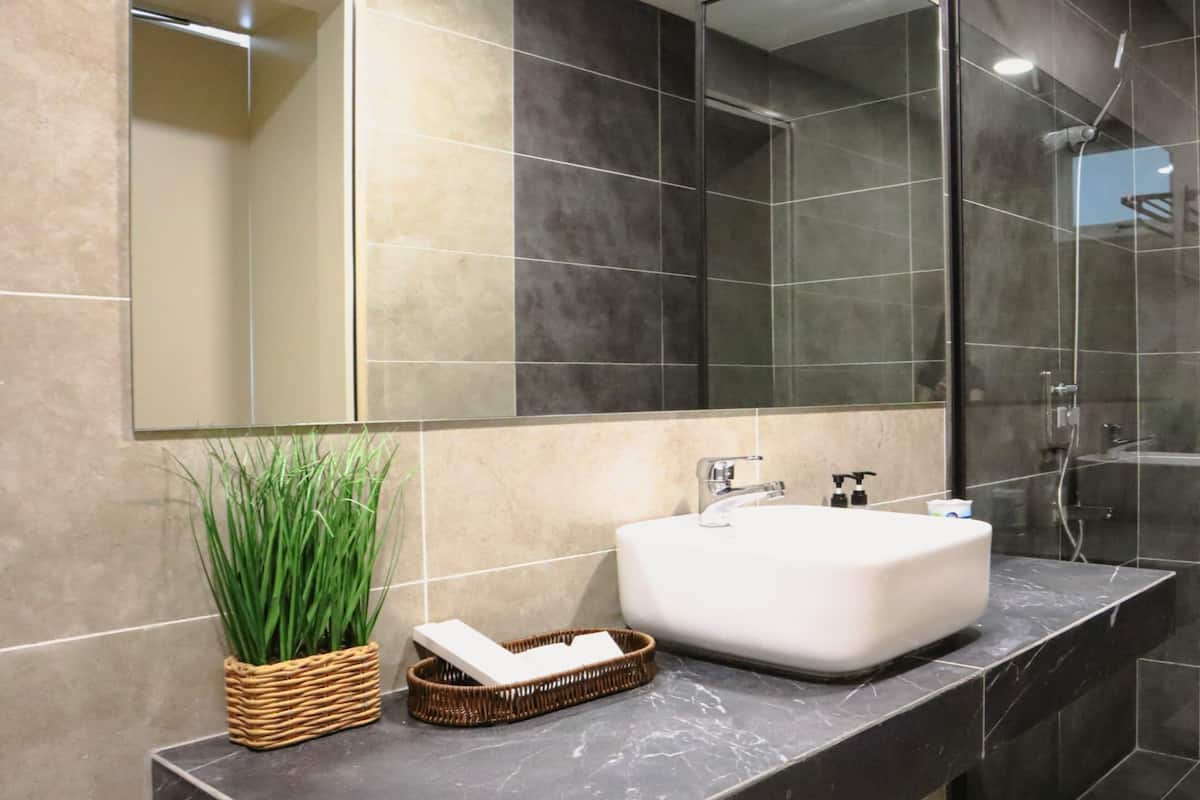 comfort penthouse | bathroom | free toiletries, hair dryer, slippers, bidet