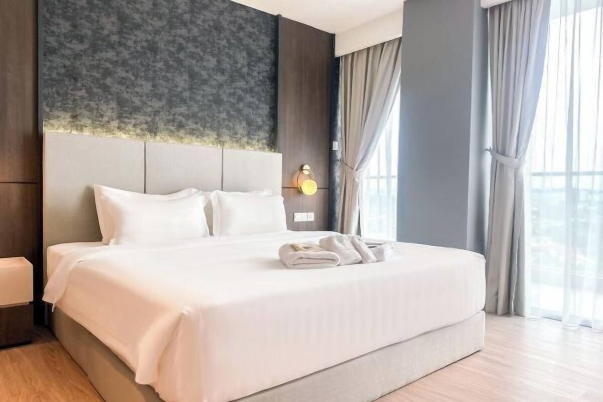 2 bedrooms, minibar, desk, laptop workspace