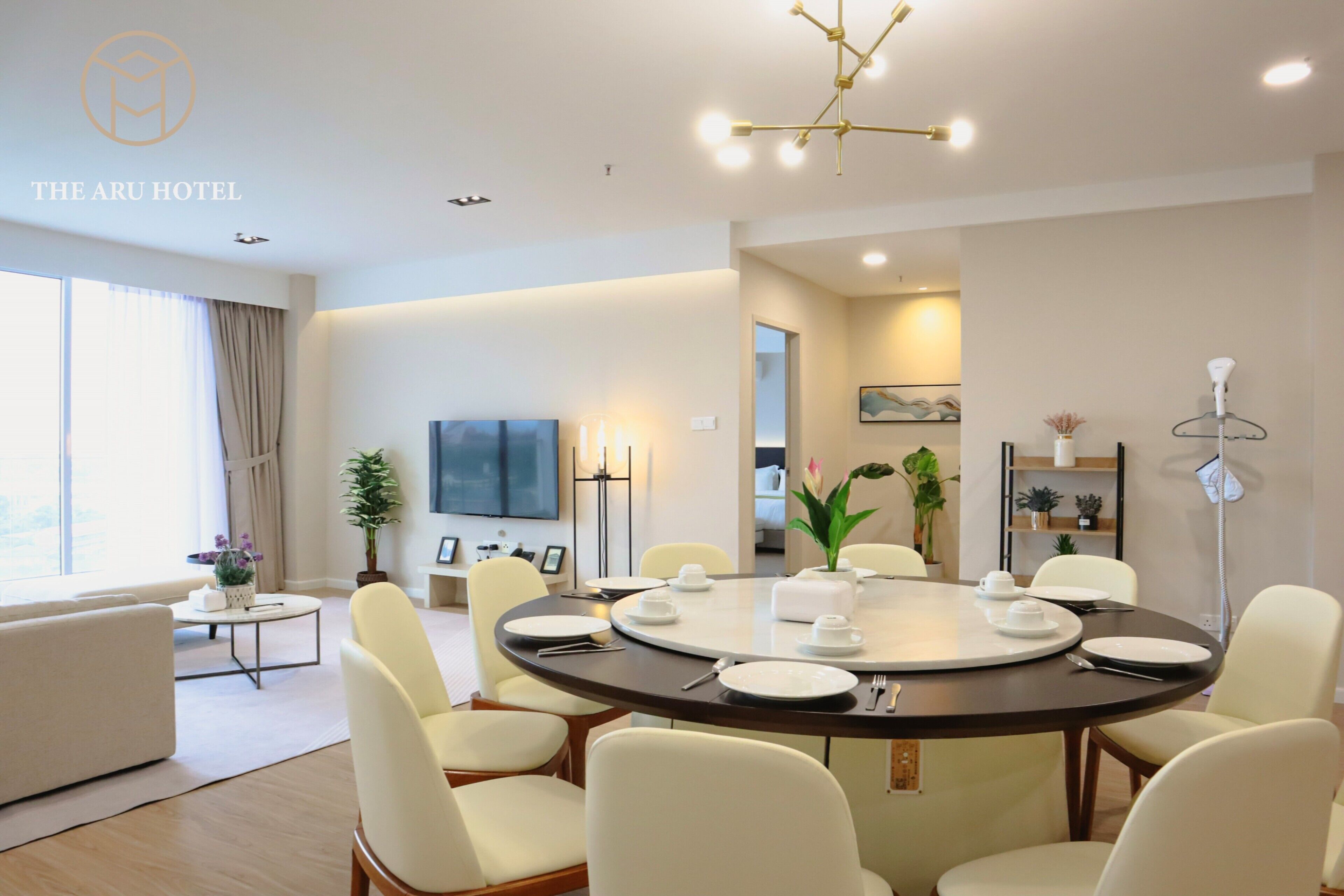 コンフォート ペントハウス | リビング エリア | 65 インチのスマートテレビ (デジタル放送視聴可)、テレビ、Netflix