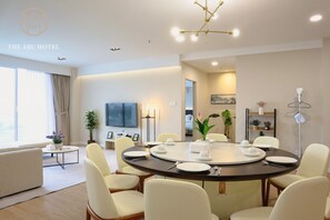 Appartement Penthouse Confort | Aire de séjour | Téléviseur connecté de 65 po avec télévision numérique, téléviseur