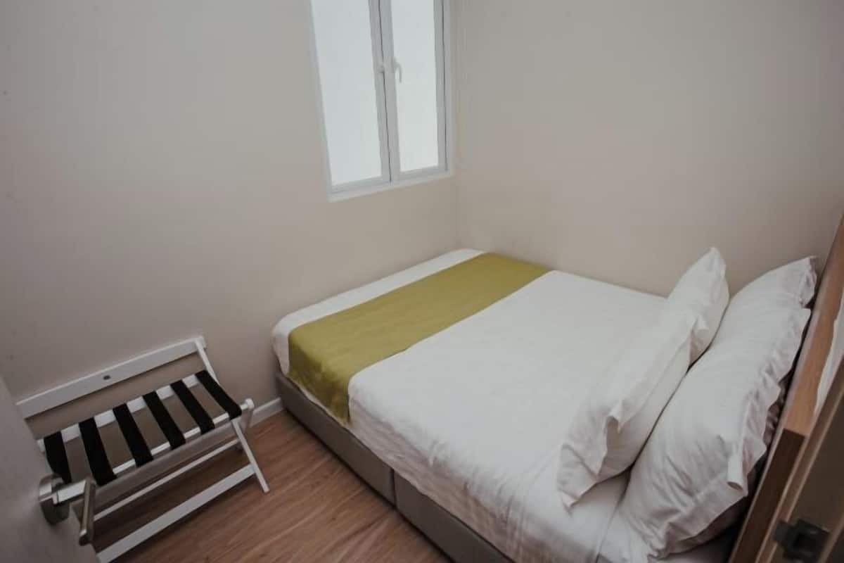 2 bedrooms, minibar, desk, laptop workspace