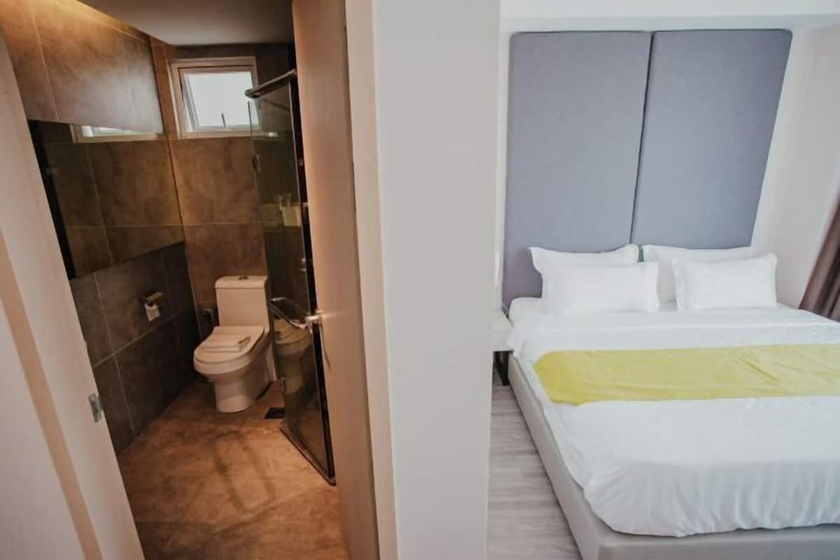 2 bedrooms, minibar, desk, laptop workspace