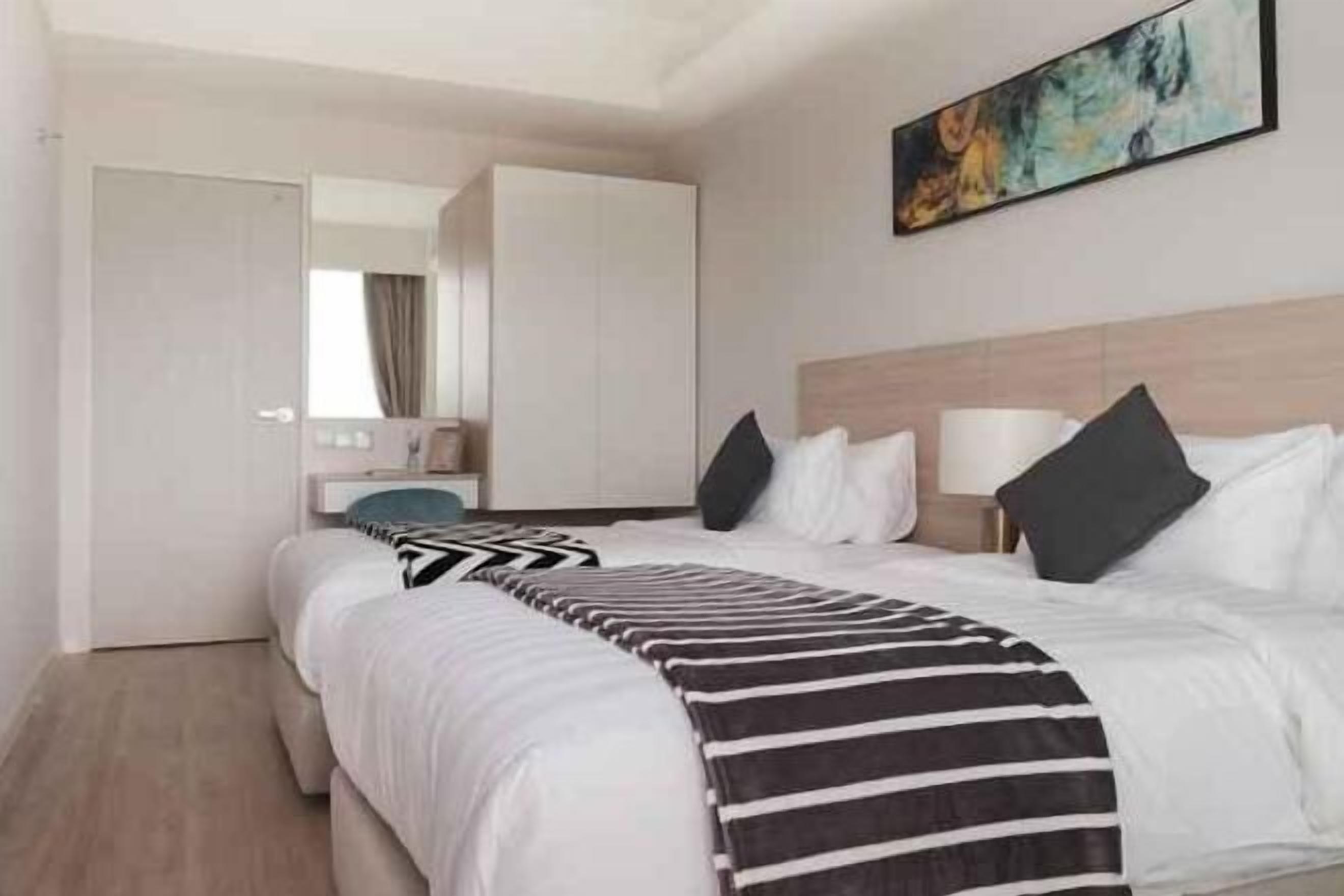 Minibar, una scrivania, postazione laptop, tende oscuranti