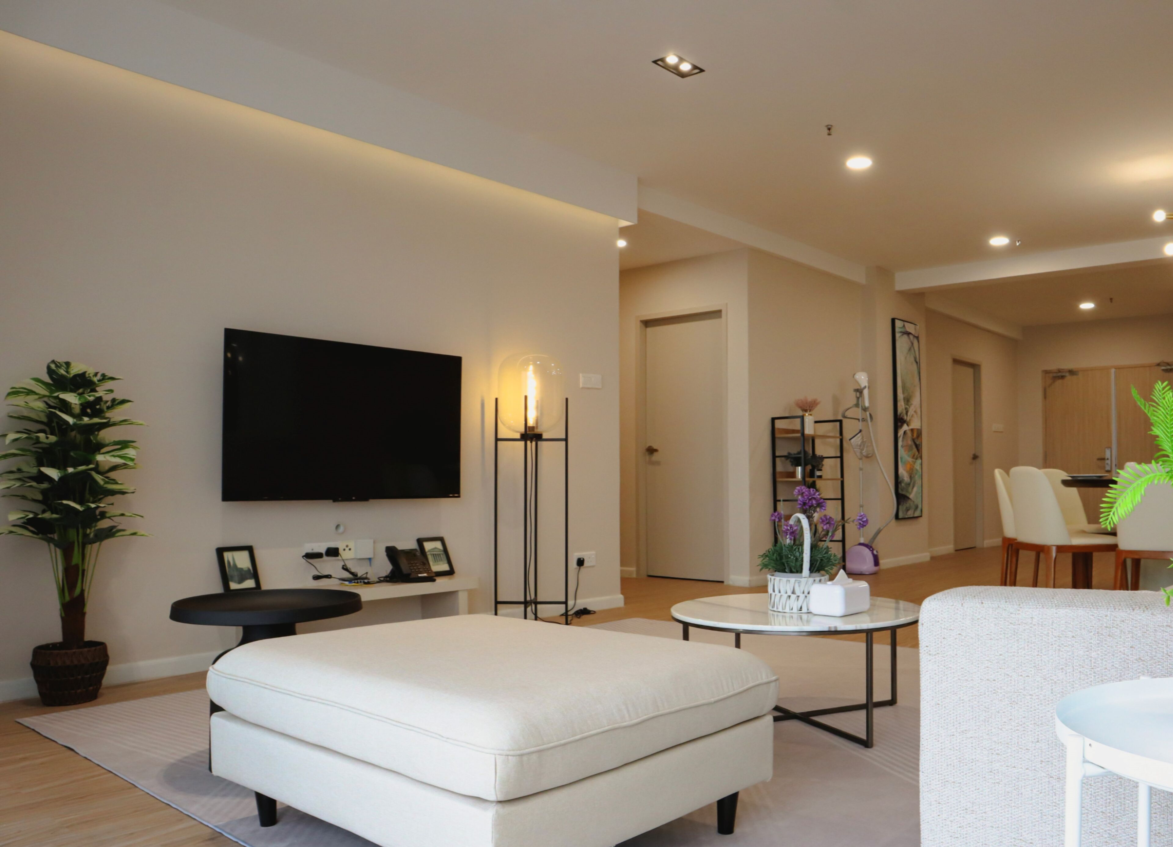 comfort penthouse | living area | 45-inch smart tv with digital channels, tv, netflix