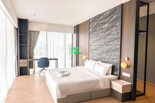 Penthouse Duplex Duplex with Sea View | Minibar, desk, laptop workspace, blackout drapes