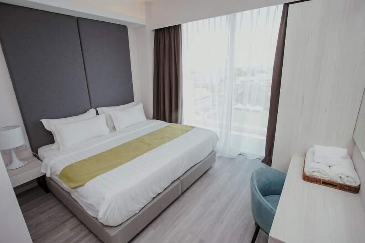 2 bedrooms, minibar, desk, laptop workspace