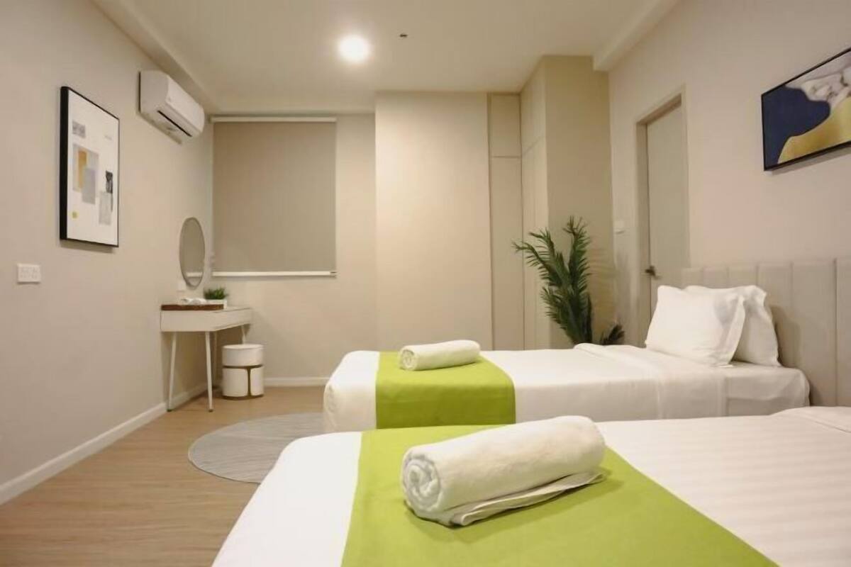2 bedrooms, minibar, desk, laptop workspace