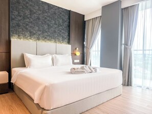 Maisonnette | Een minibar, een bureau, een laptopwerkplek, verduisterende gordijnen