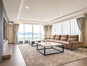 Duplex | Aire de séjour | Téléviseur connecté de 65 po avec télévision numérique, téléviseur