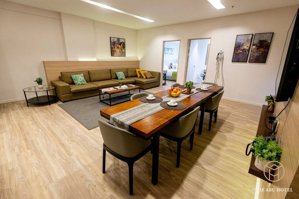 2-Bedroom Executive Suite with Airport View | Minibar, desk, laptop workspace, blackout curtains