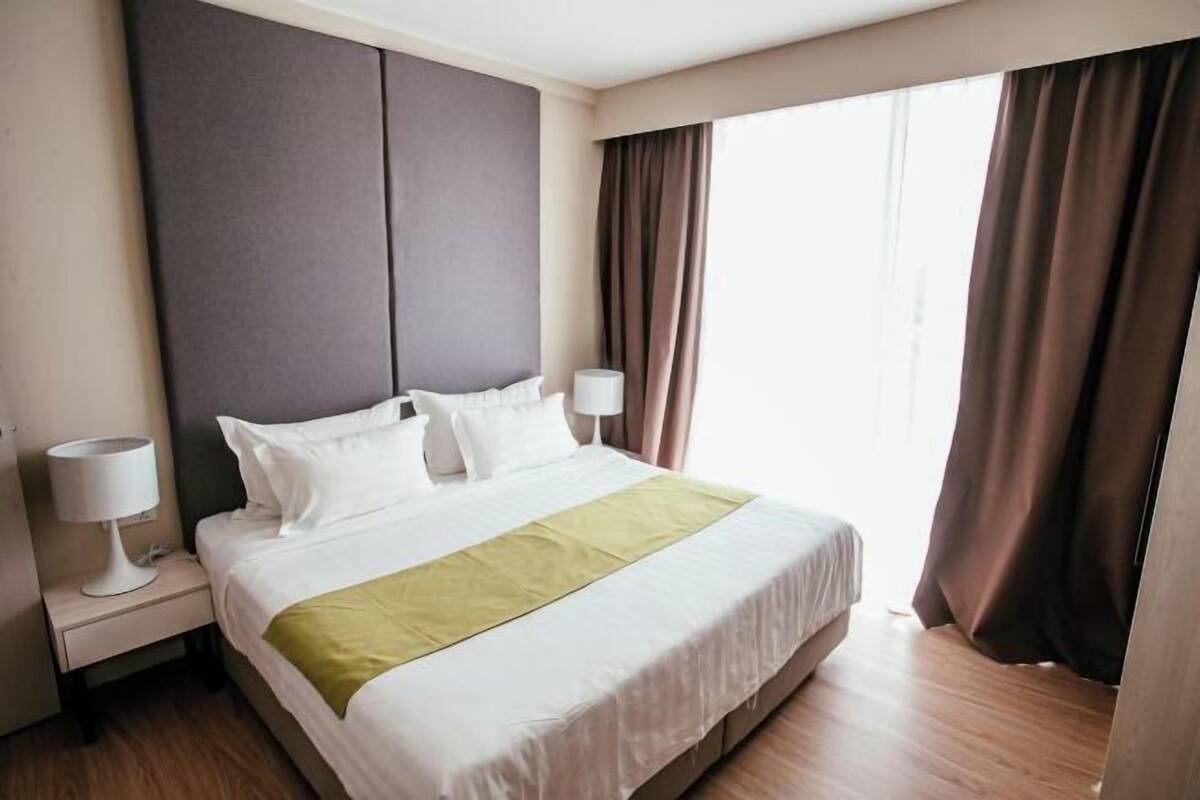 Minibar, desk, laptop workspace, blackout curtains