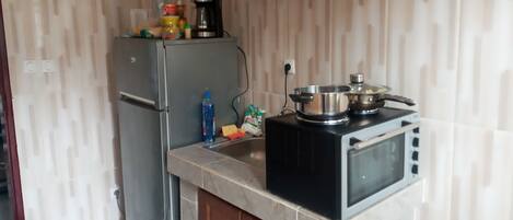 Kjøleskap og oppvaskmaskin