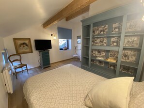 3 habitaciones, tabla de planchar con plancha y cuna de viaje 