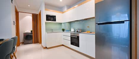 Suite de lujo, 1 habitación | Cocina privada | Refrigerador, microondas, horno y parrilla de estufa