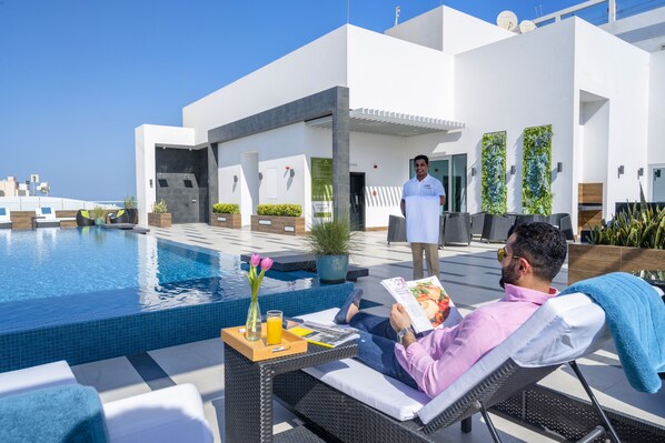 Una piscina al aire libre