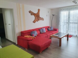 Apartment, 3 Bedrooms, Accessible, Smoking | Living room | Books - Elfe - Apartments Three-bedroom Apartment for 6 Guests With Patio (Emmetten)