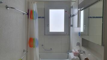 Apartment, 3 Bedrooms, Accessible, Smoking | Bathroom
