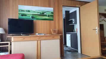 Apartment, 3 Bedrooms, Accessible, Smoking | Room amenity