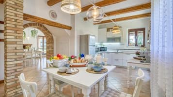 House, 5 Bedrooms, Accessible, Smoking | Interior