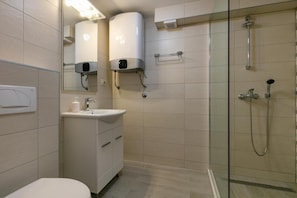 Apartment, 1 Bedroom, Smoking, Patio | Bathroom