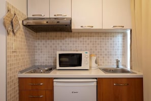 A compact kitchen with a microwave, a coffee maker, and a sink. - Studio Apartment Oleander (Split)