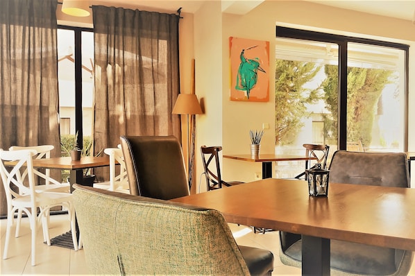 Appartement, 2 chambres, patio, vue sur le jardin | Salle Ă manger