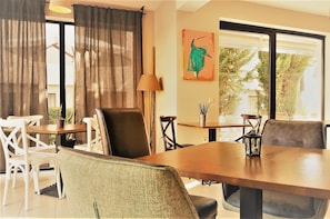 Appartement, 2 chambres, patio, vue jardin | Salle à manger