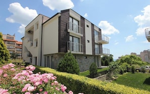 Appartement, 2 chambres, patio, vue jardin | Façade de l’hébergement