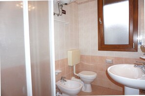 Apartment, 2 Schlafzimmer, Balkon | Badezimmer