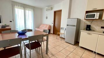 Căn hộ, 2 phòng ngủ, ban công, quang cảnh hồ bơi | Phòng ăn