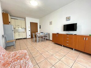 Apartment, 2 Bedrooms, Balcony, Pool View | Room amenity