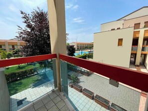 Apartamento, 2 quartos, sacada, vista para a piscina | Piscina | Piscina externa