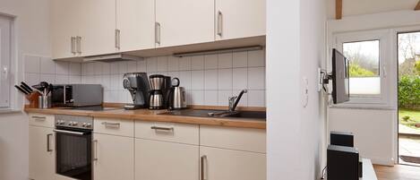 Een magnetron, een kookplaat, een vaatwasser