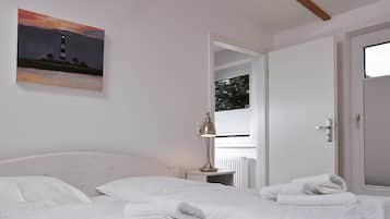 1 habitación, escritorio, tabla de planchar con plancha y cuna de viaje