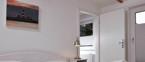 1 sovrum, skrivbord, strykjärn/strykbräda och resesäng