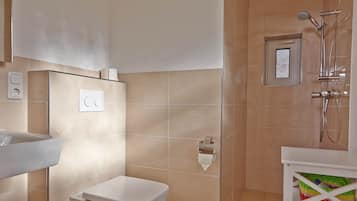 Dusche, Haartrockner, Handtücher, Toilettenpapier