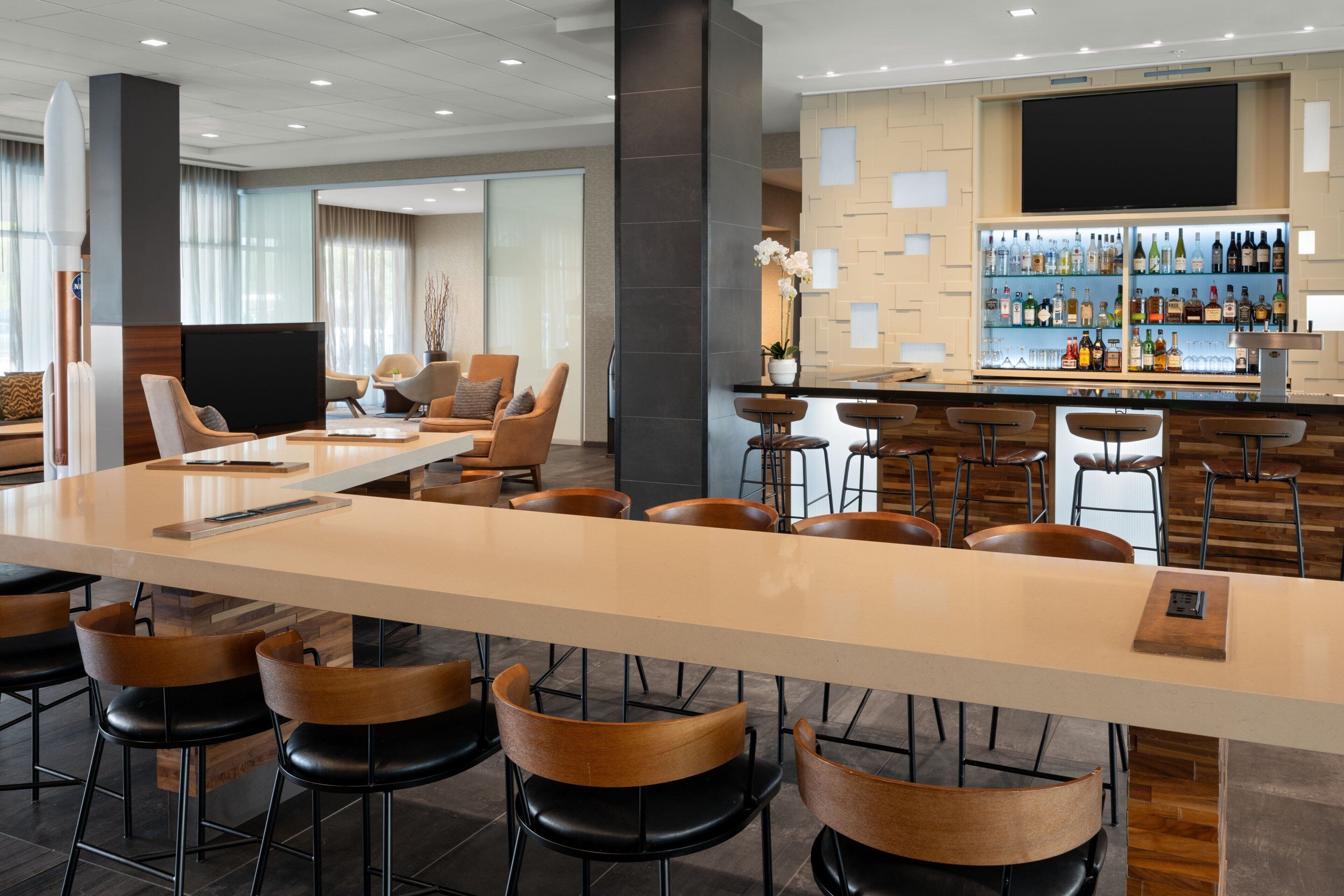 2 restaurants, breakfast served