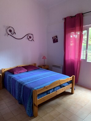 3 makuuhuonetta, silitysrauta/-lauta, vauvan matkasänky, vuodevaatteet