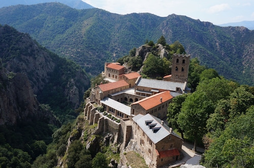 Appartement F2 + terrasse - classé 3 étoiles - avec vue village et Canigou
