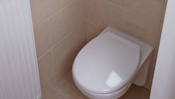 Douche, sĂšche-cheveux, serviettes fournies