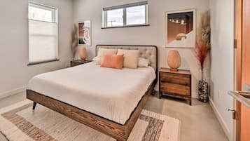 3 bedrooms, desk, Internet, bed sheets