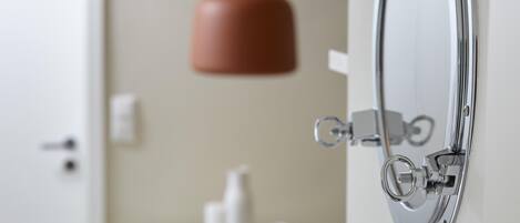 Dusche, Haartrockner, Seife, Toilettenpapier