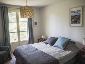 3 habitaciones, tabla de planchar con plancha y cuna de viaje 